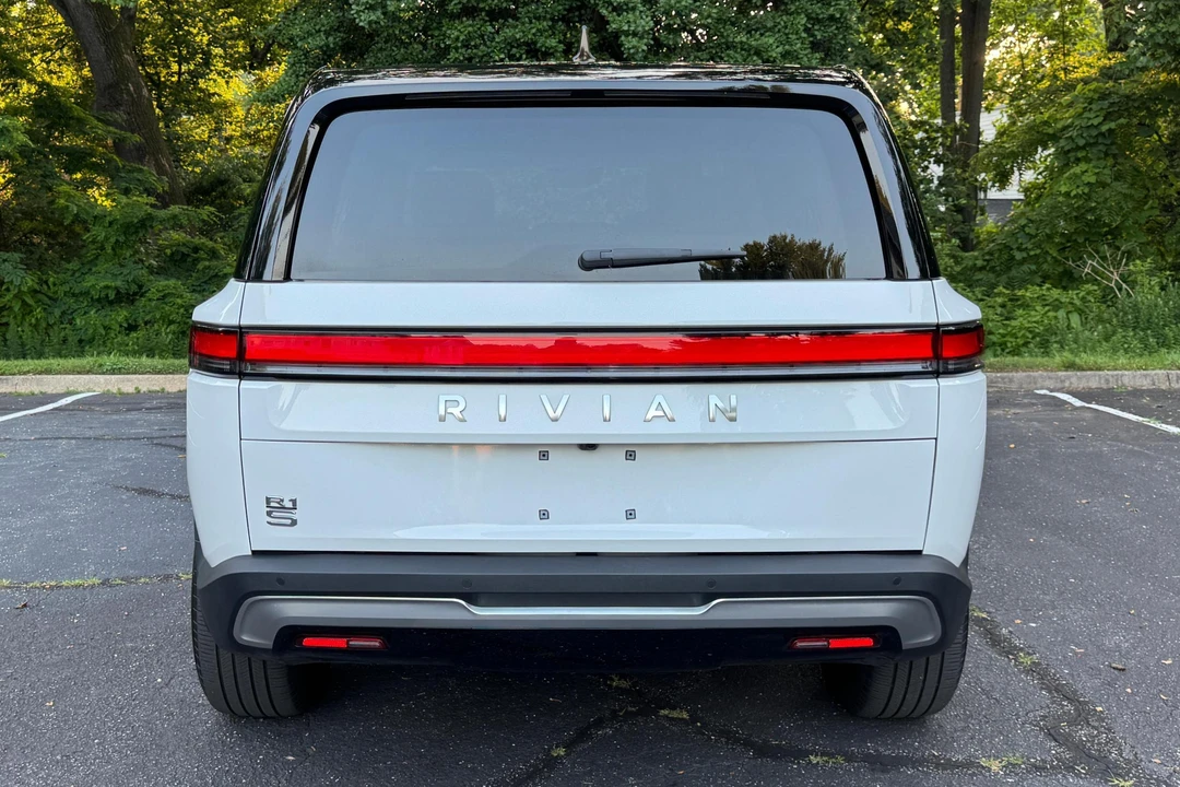 2025 Rivian R1S - Image 5 of 31