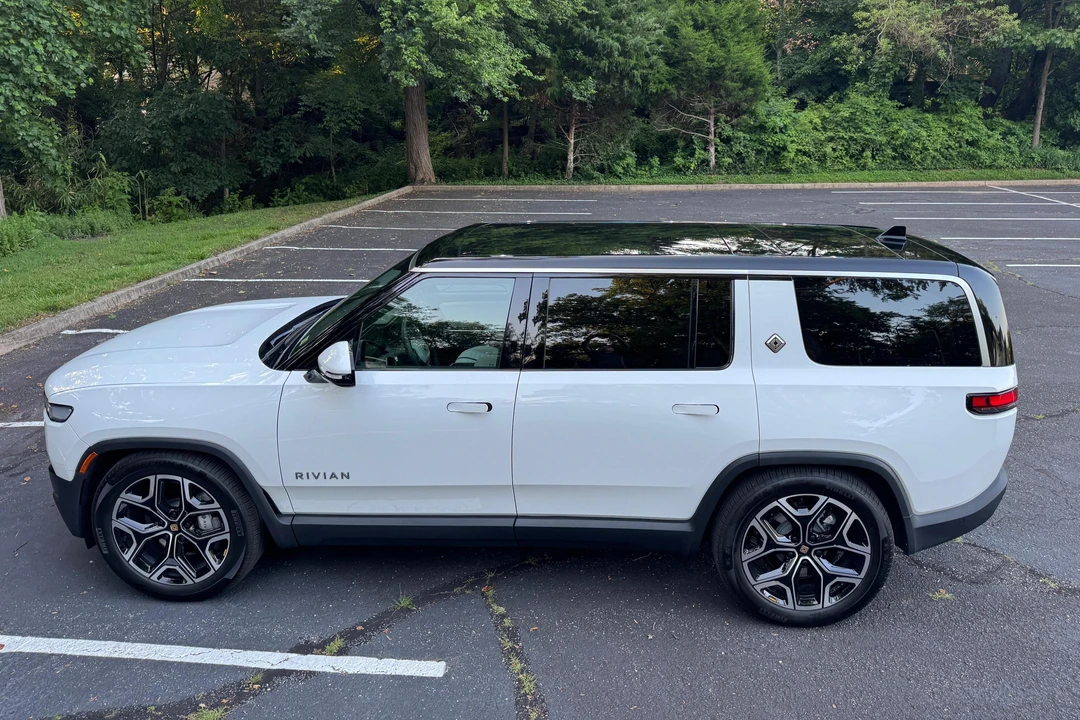 2025 Rivian R1S - Image 11 of 31