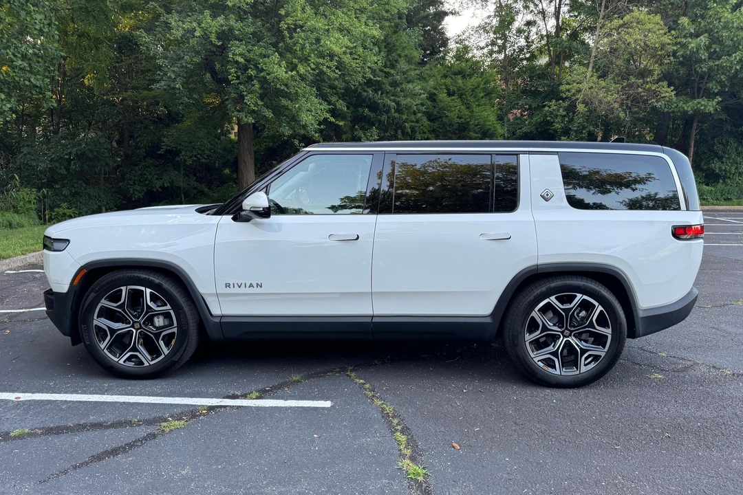 2025 Rivian R1S - Image 10 of 31