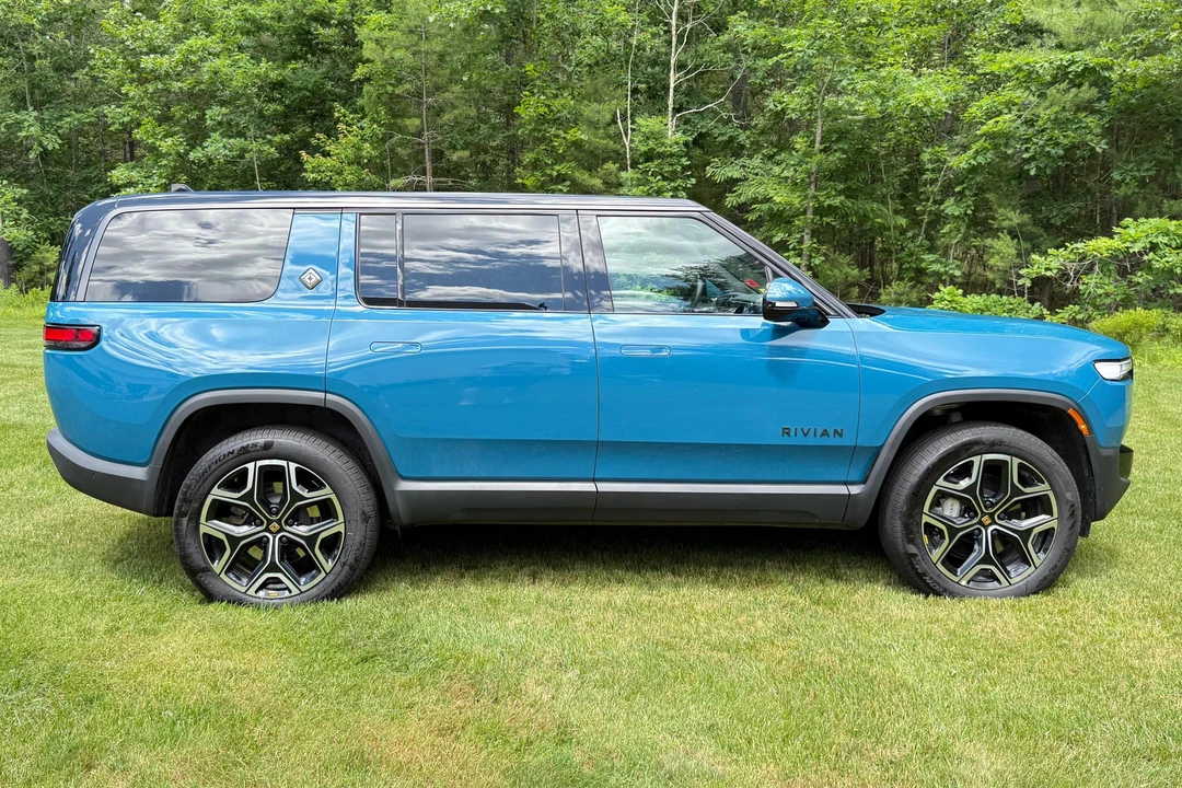 2025 Rivian R1S - Image 3 of 31