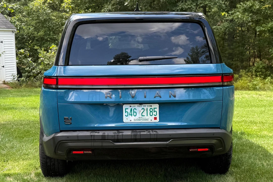 2025 Rivian R1S - Image 5 of 31