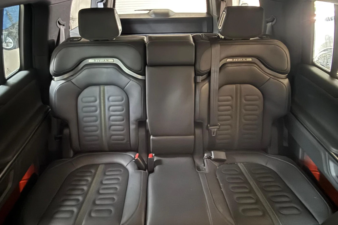2025 Rivian R1S - Image 27 of 31