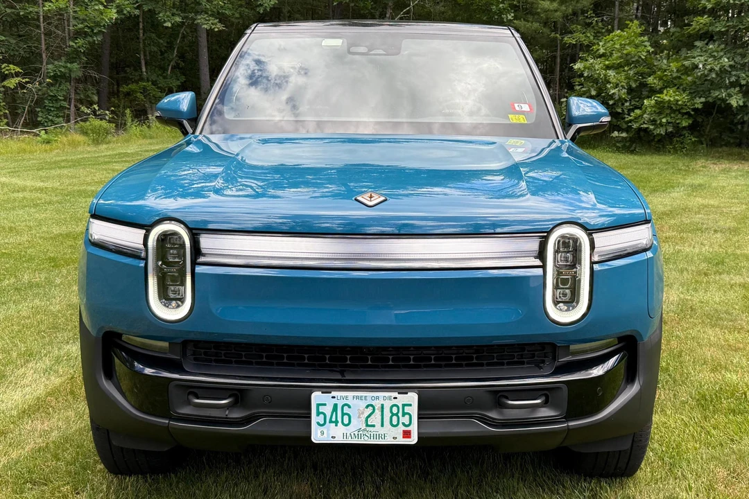 2025 Rivian R1S - Image 2 of 31