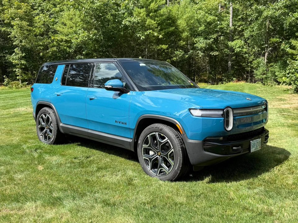 2025 Rivian R1S - Image 16 of 31