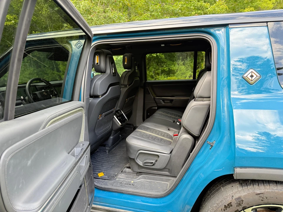 2025 Rivian R1S - Image 30 of 31