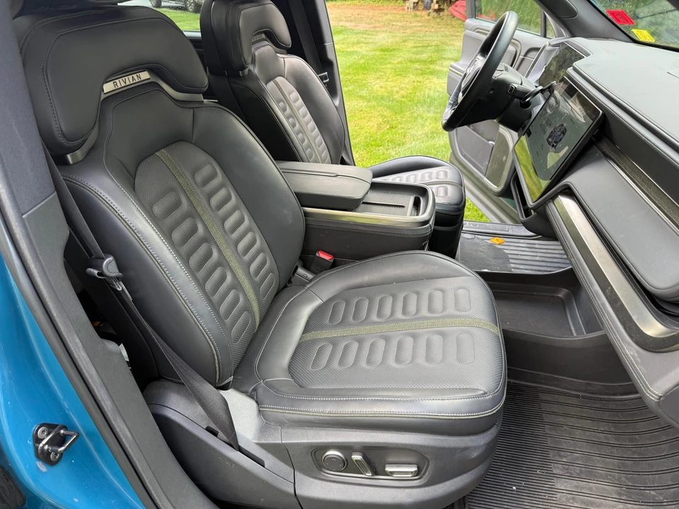 2025 Rivian R1S - Image 29 of 31