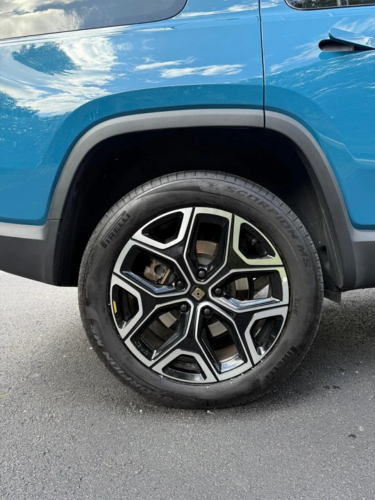 2025 Rivian R1S - Image 23 of 31