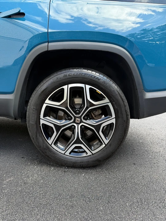 2025 Rivian R1S - Image 22 of 31