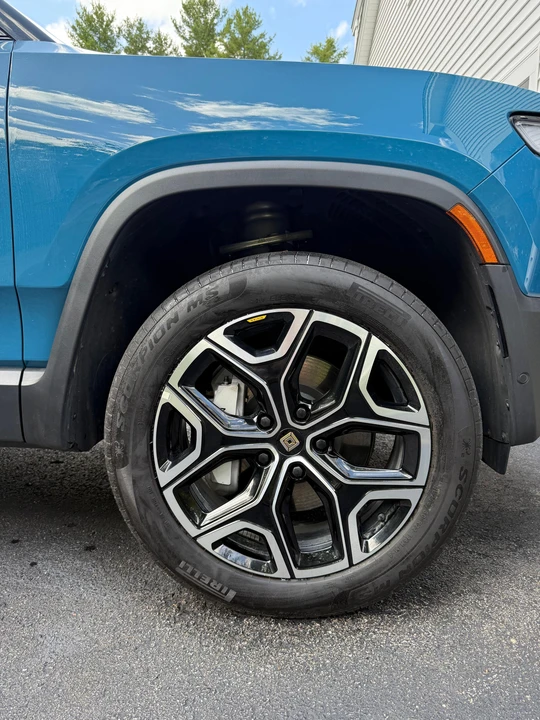 2025 Rivian R1S - Image 24 of 31