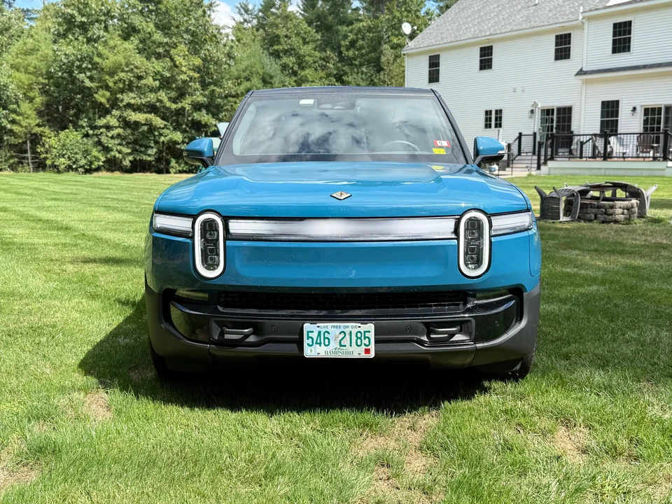 2025 Rivian R1S - Image 6 of 31