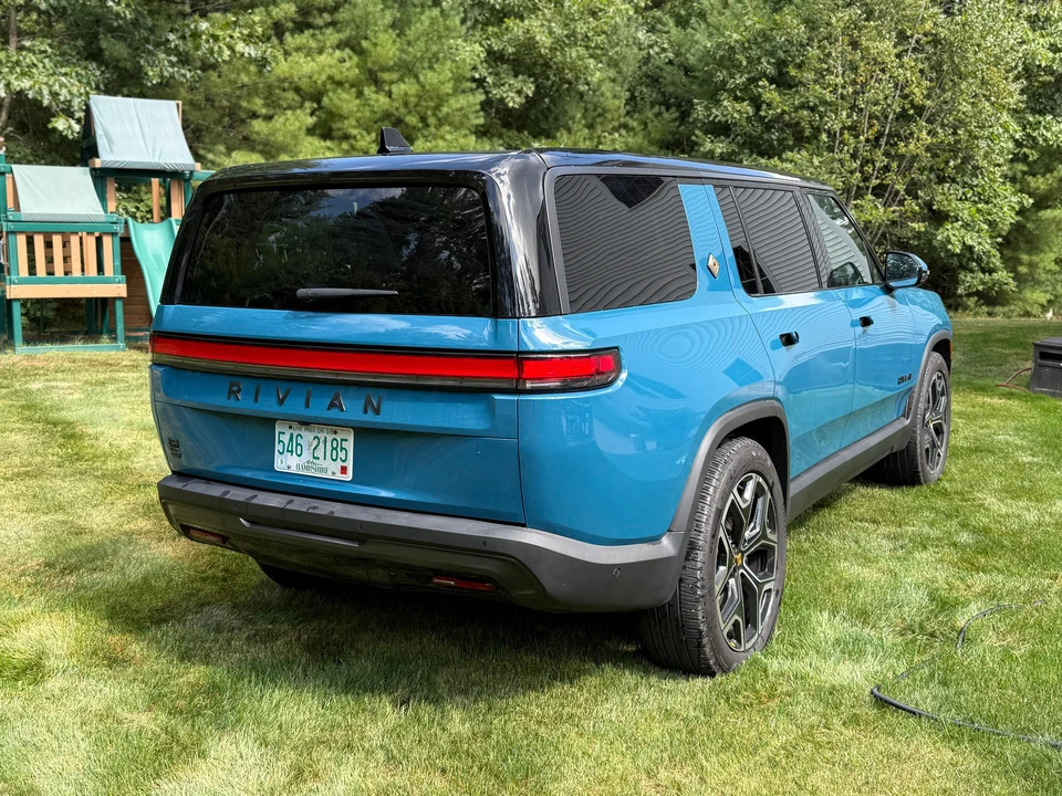 2025 Rivian R1S - Image 13 of 31