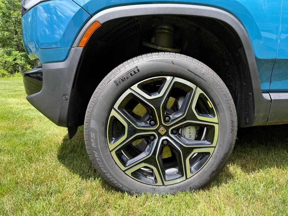 2025 Rivian R1S - Image 21 of 31