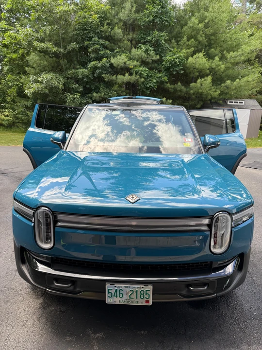 2025 Rivian R1S - Image 18 of 31