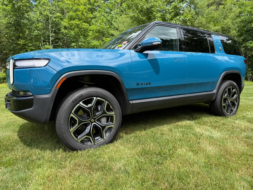 2025 Rivian R1S - Image 10 of 31