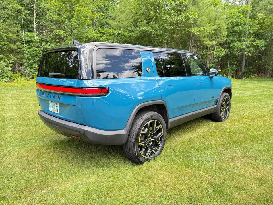 2025 Rivian R1S - Image 14 of 31
