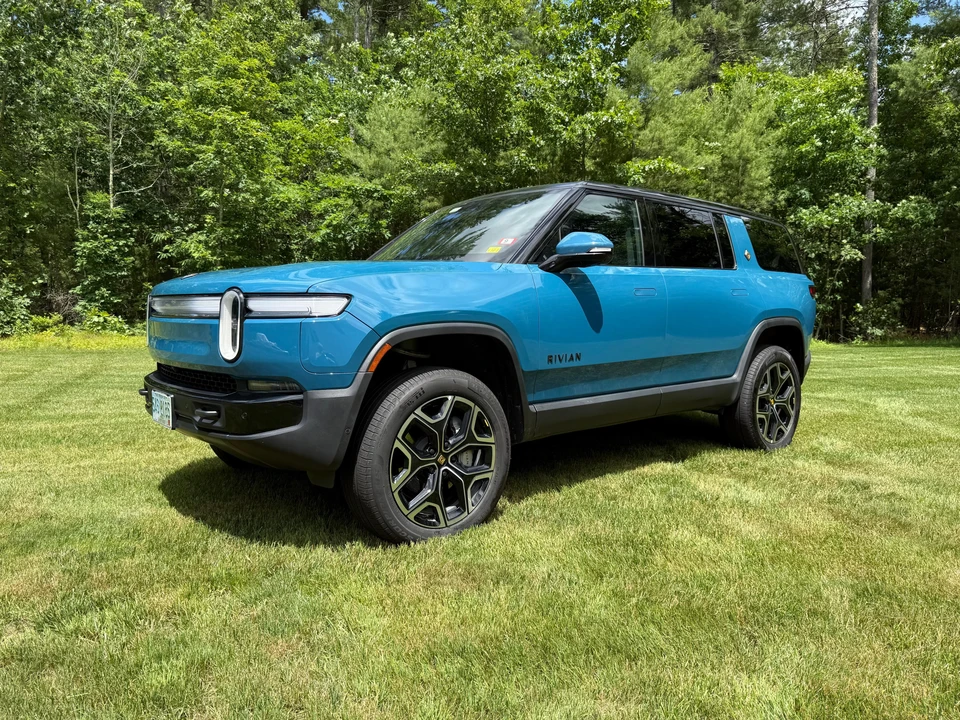 2025 Rivian R1S - Image 9 of 31