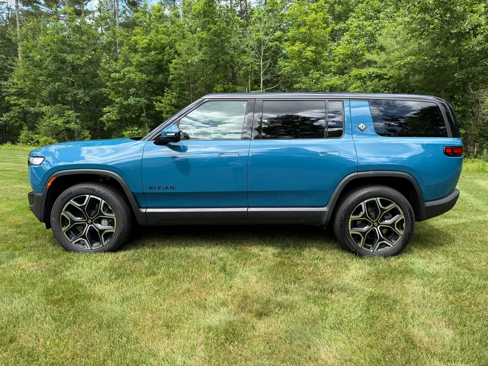 2025 Rivian R1S - Image 11 of 31