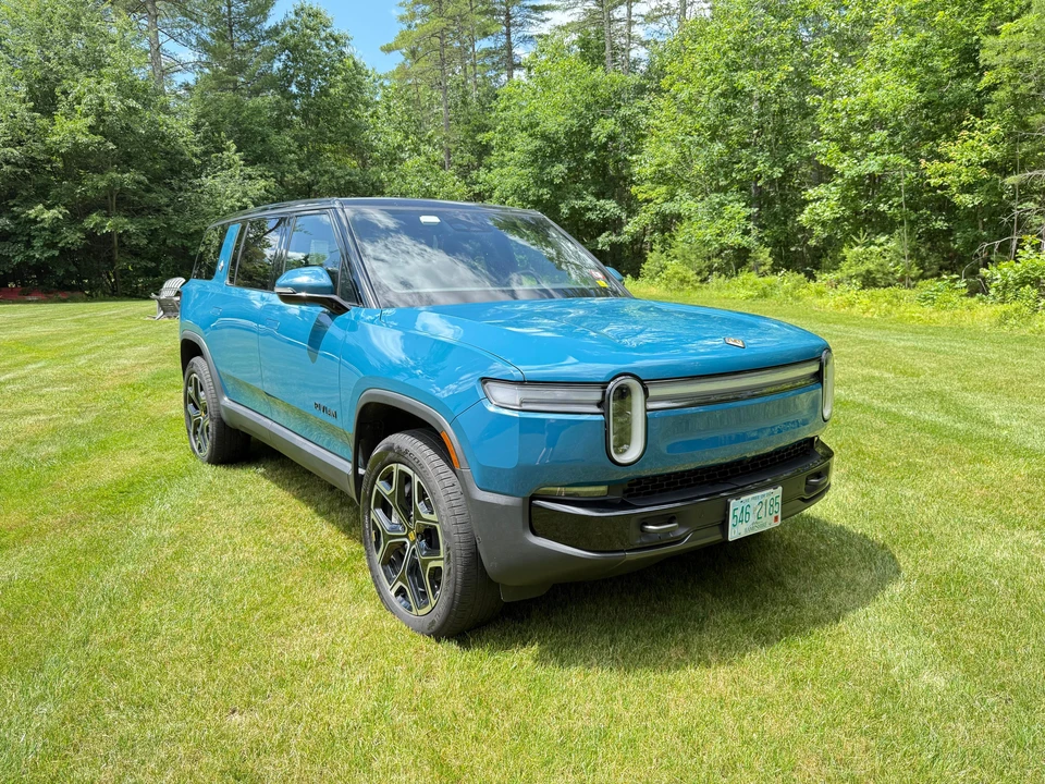 2025 Rivian R1S - Image 17 of 31