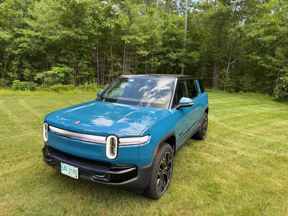 2025 Rivian R1S - Image 7 of 31