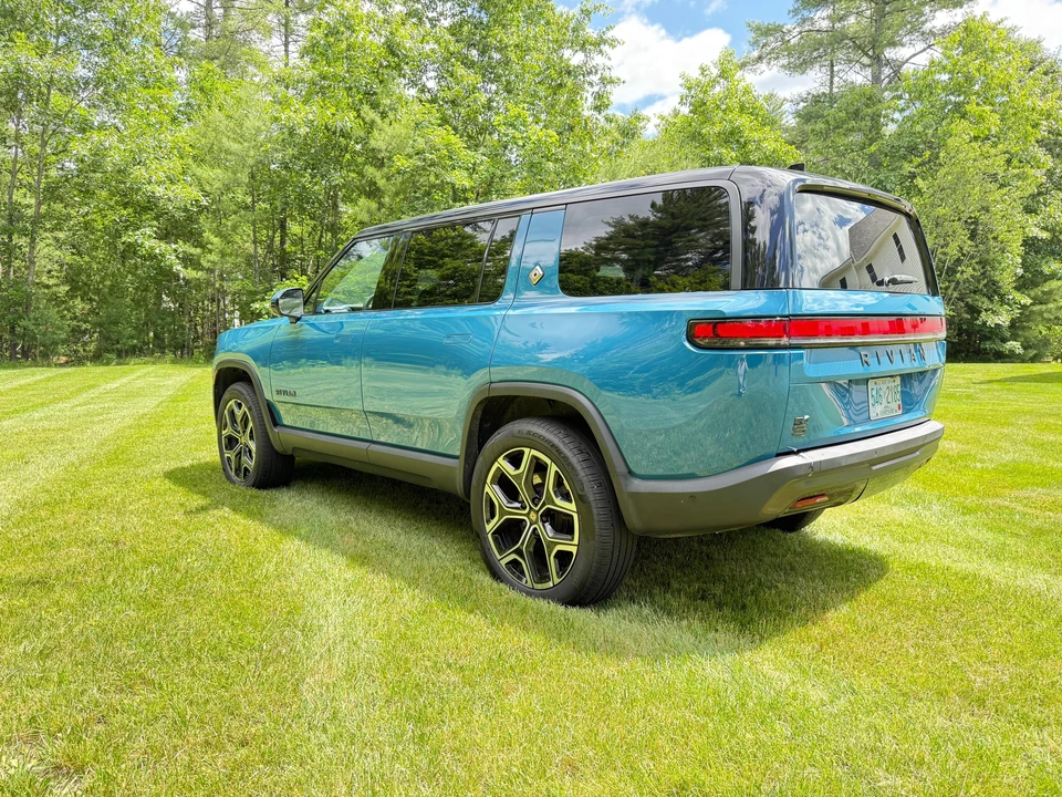 2025 Rivian R1S - Image 12 of 31
