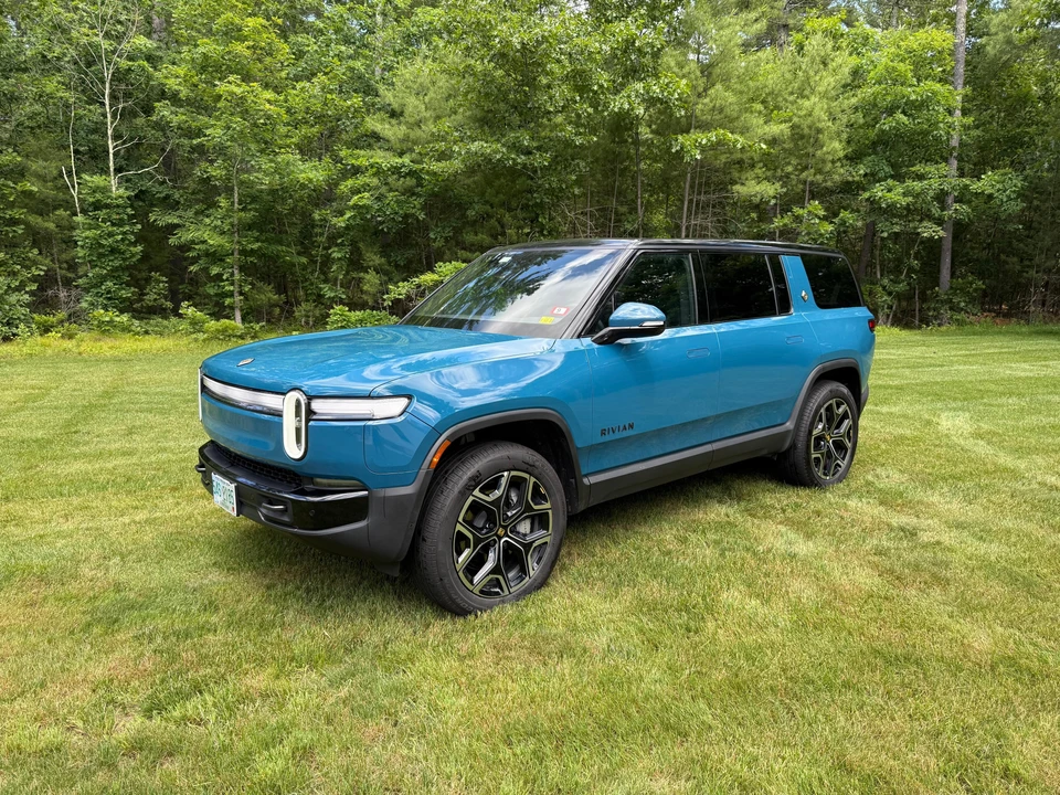 2025 Rivian R1S - Image 8 of 31