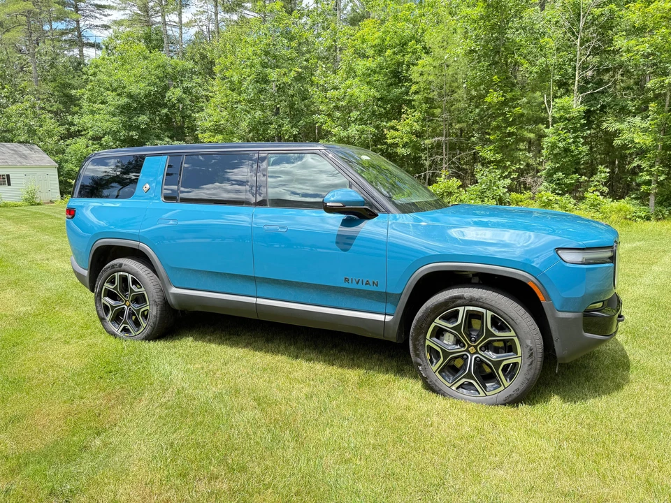 2025 Rivian R1S - Image 15 of 31
