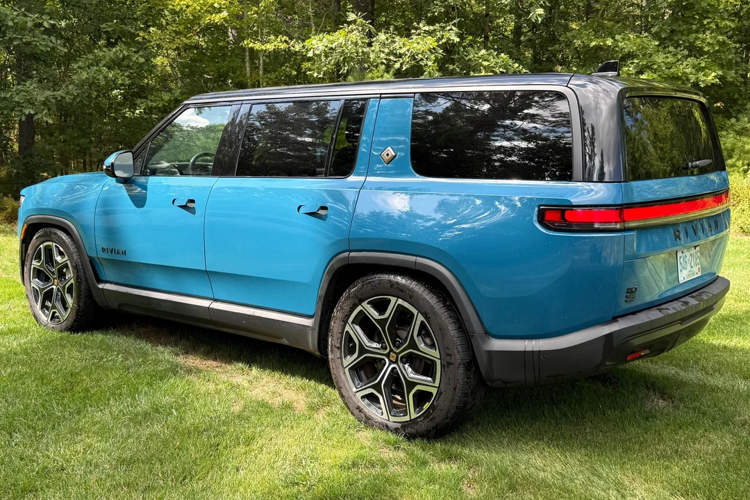 2025 Rivian R1S - Image 4 of 31