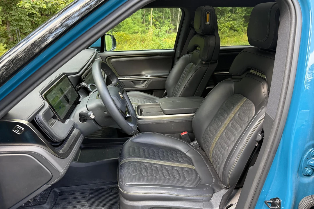 2025 Rivian R1S - Image 26 of 31