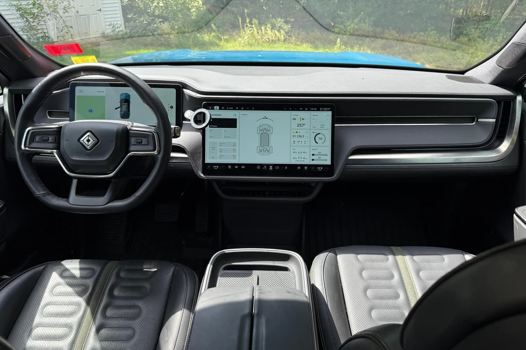 2025 Rivian R1S - Image 25 of 31