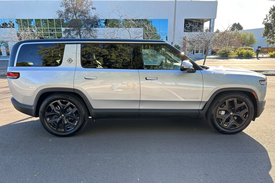 2025 Rivian R1S - Image 3 of 31