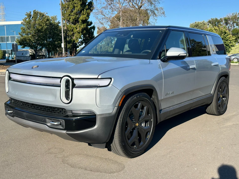 2025 Rivian R1S - Image 7 of 31