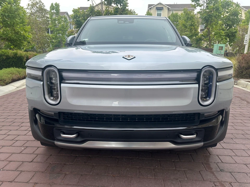 2025 Rivian R1S - Image 6 of 31