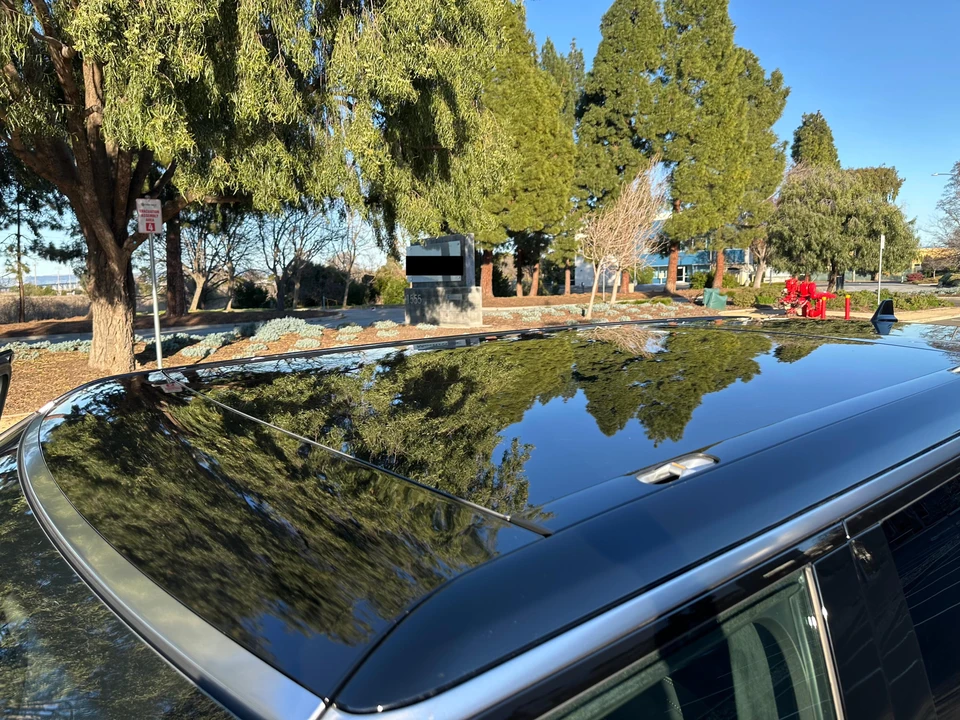 2025 Rivian R1S - Image 17 of 31
