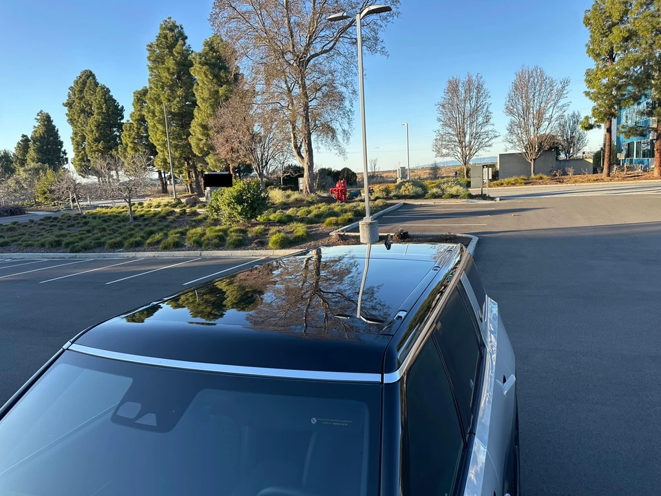2025 Rivian R1S - Image 16 of 31