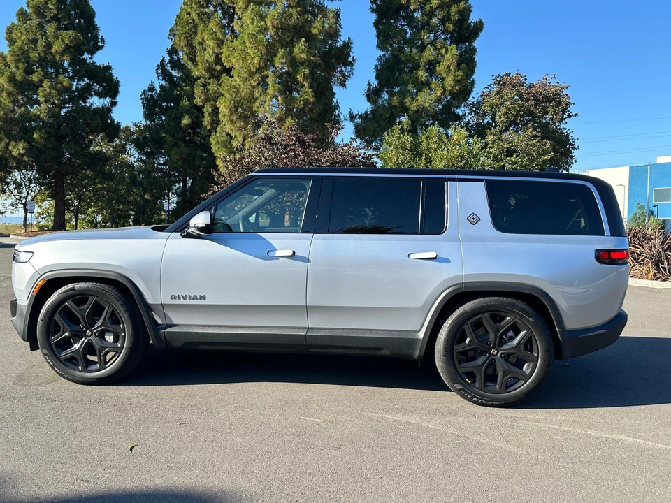 2025 Rivian R1S - Image 8 of 31