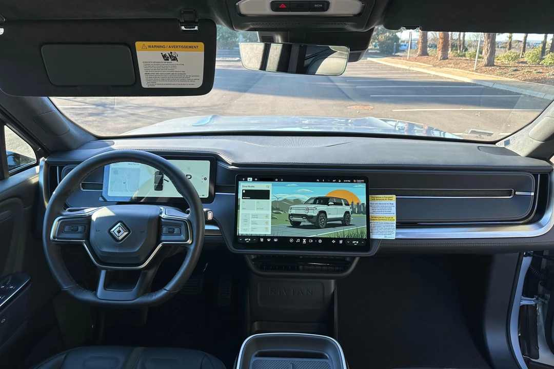 2025 Rivian R1S - Image 29 of 31