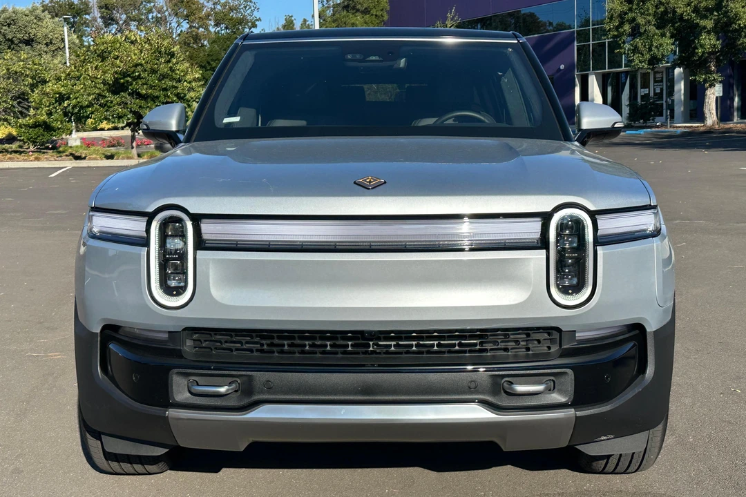 2025 Rivian R1S - Image 2 of 31