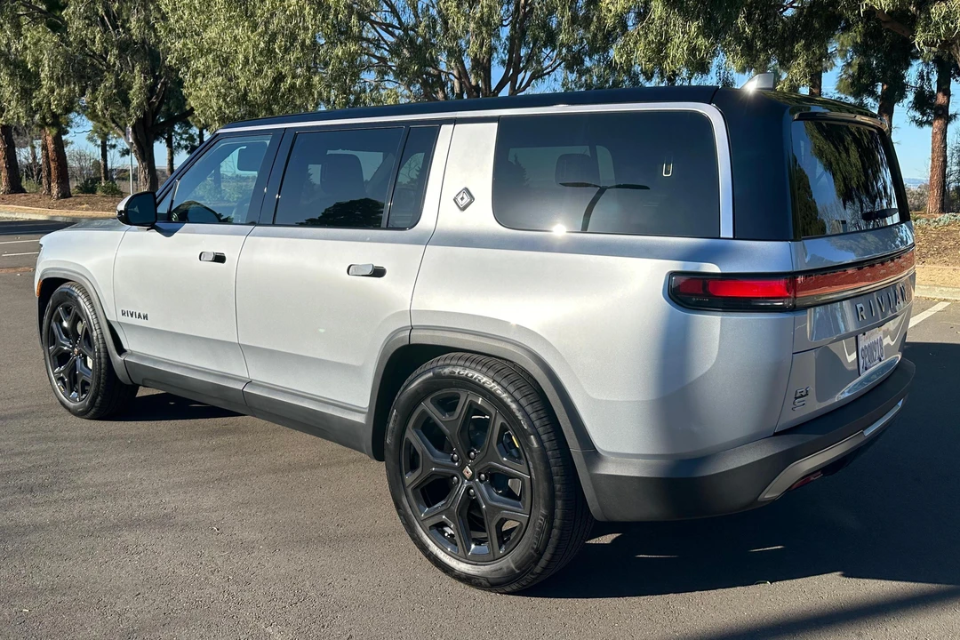 2025 Rivian R1S - Image 4 of 31