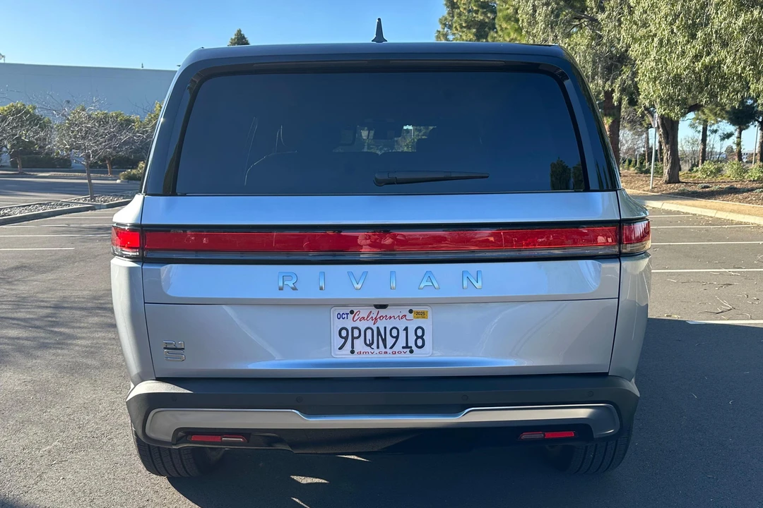 2025 Rivian R1S - Image 5 of 31