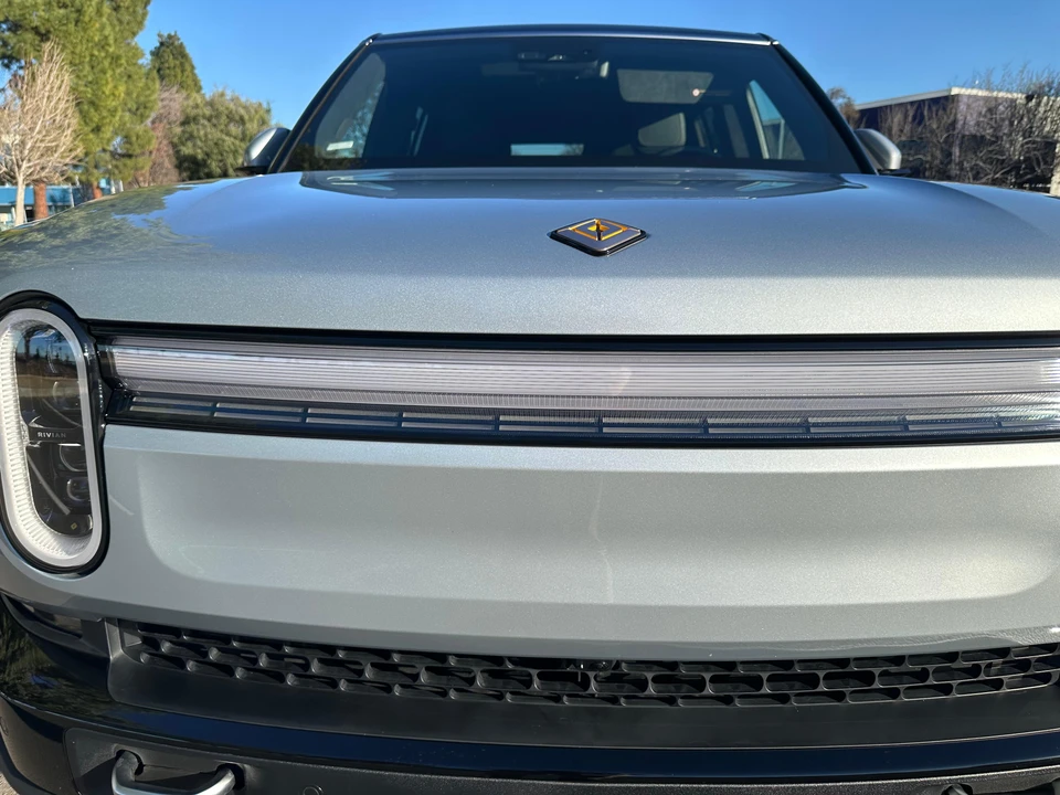 2025 Rivian R1S - Image 13 of 31