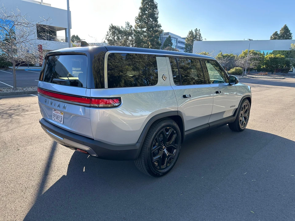 2025 Rivian R1S - Image 10 of 31