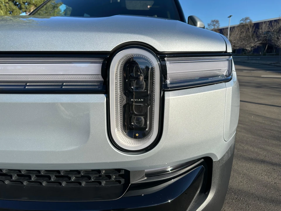 2025 Rivian R1S - Image 14 of 31