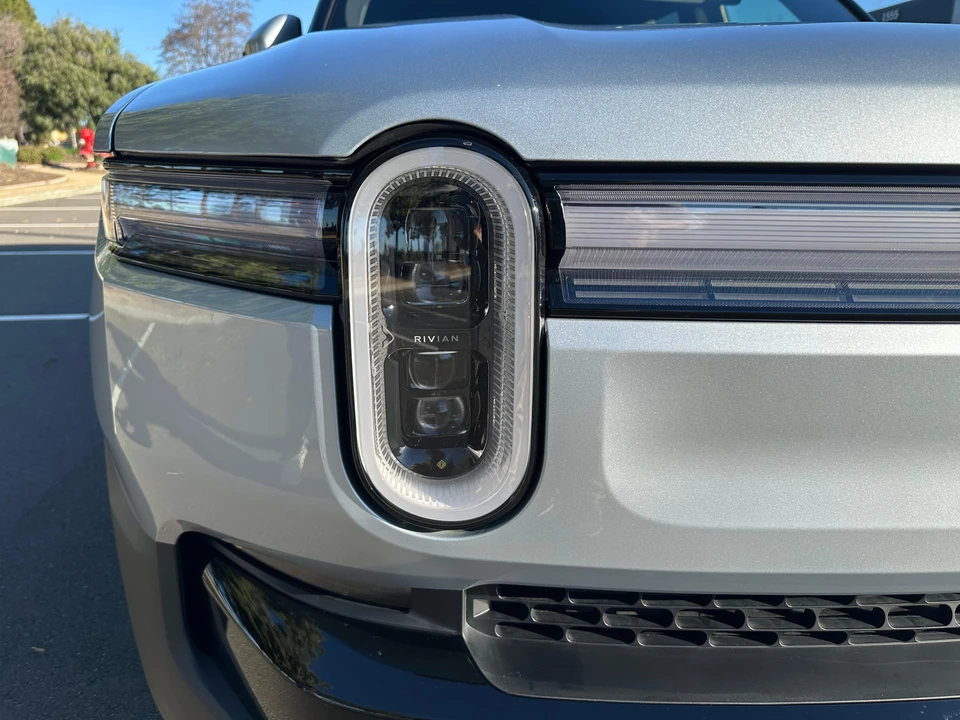 2025 Rivian R1S - Image 12 of 31