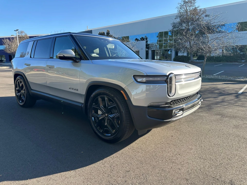 2025 Rivian R1S - Image 11 of 31