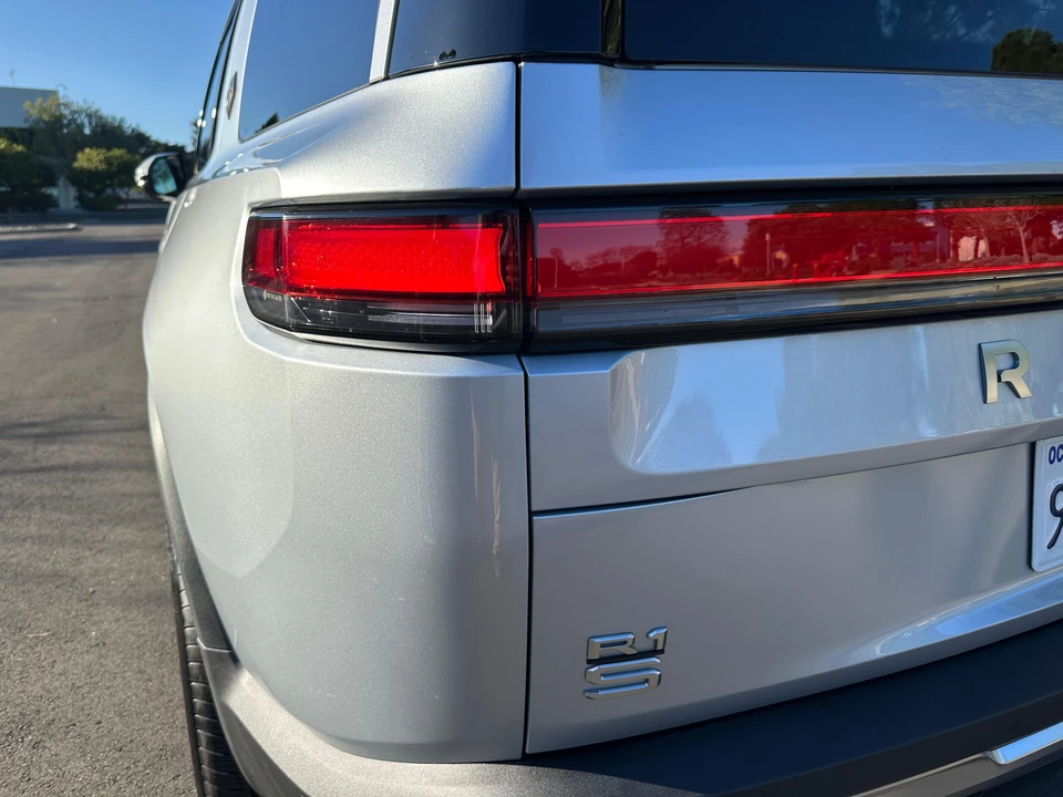 2025 Rivian R1S - Image 19 of 31