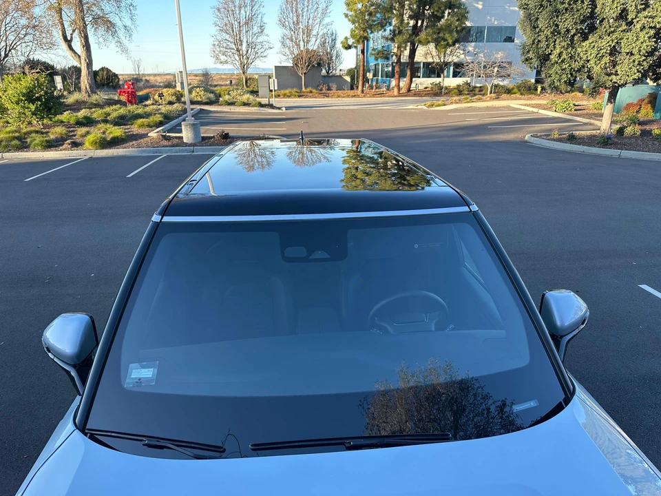 2025 Rivian R1S - Image 15 of 31