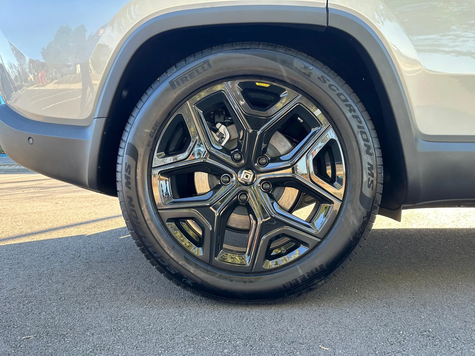2025 Rivian R1S - Image 27 of 31