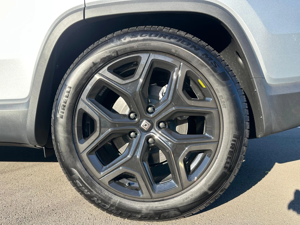2025 Rivian R1S - Image 26 of 31