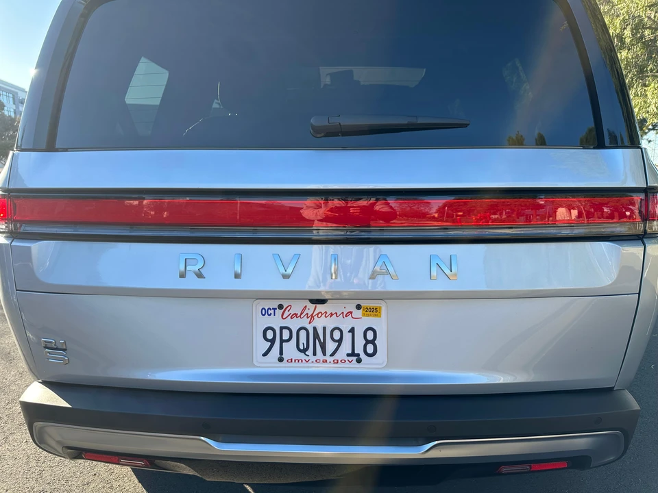 2025 Rivian R1S - Image 20 of 31