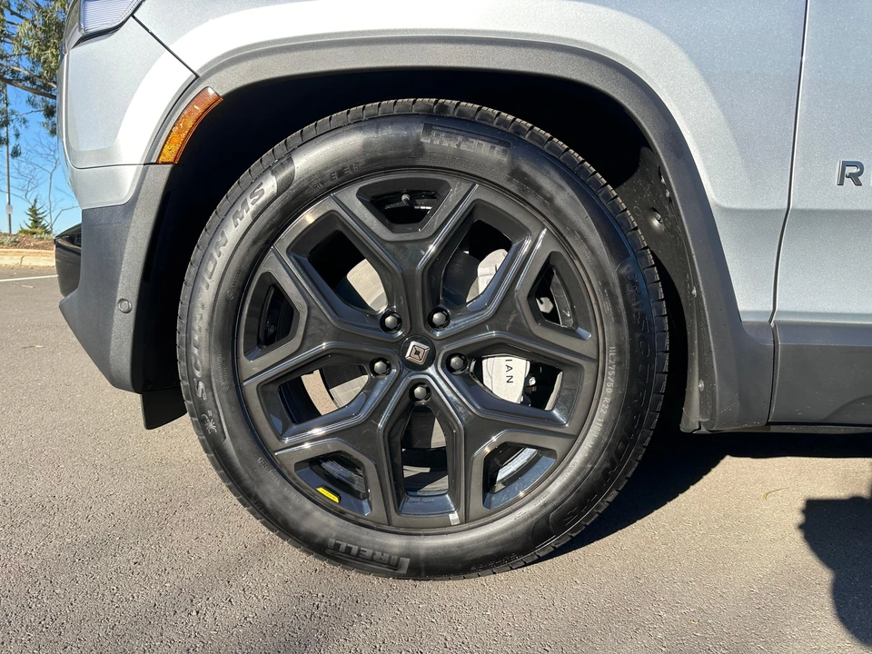 2025 Rivian R1S - Image 25 of 31